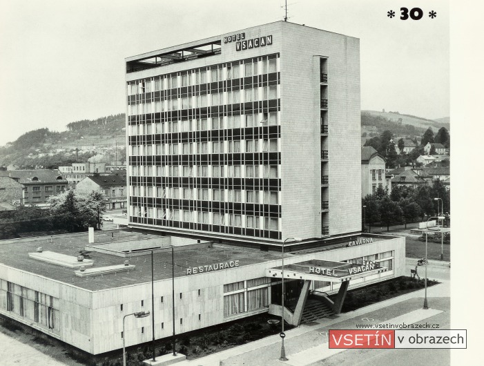 Pohled na hotel Vsacan od ulice Žerotinova