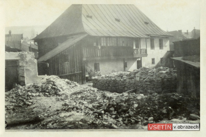 Zbořená koželužna A. Kohna na Mostecké ulici a obytný dům Bártků (dnes je zde pošta)