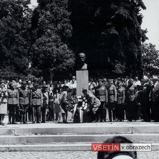 Kladení věnců u Masarykova pomníku