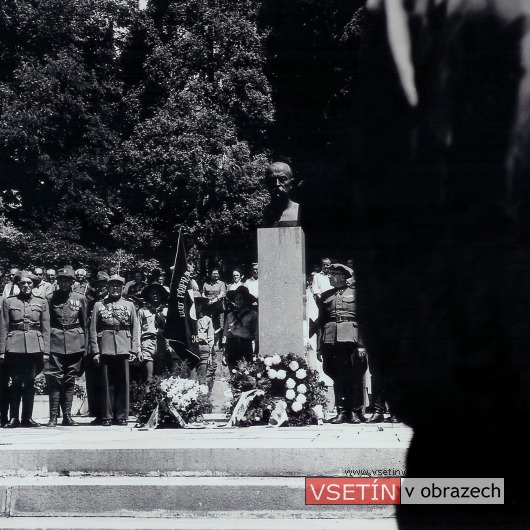 Legionáři a skauti před obnoveným pomníkem T. G. Masaryka