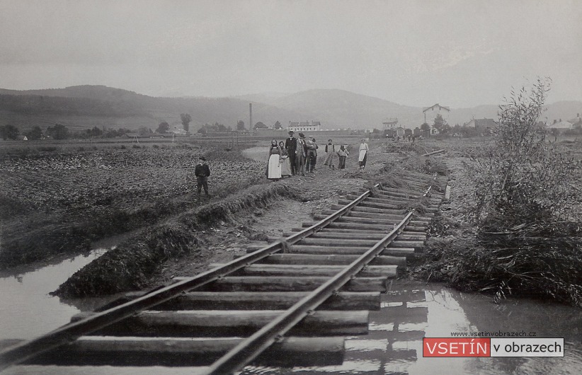 Železniční vlečka od skláren na Ohradě k vlakovému nádraží po povodni 15. 7. 1907