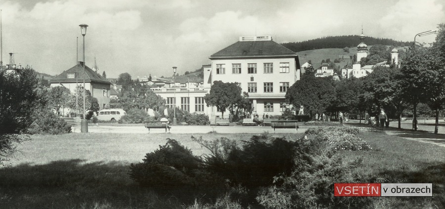 Náměstí Svobody s budovou gymnázia (širokoúhlá pohlednice)