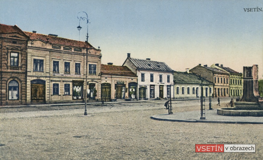 Západní strana Dolního náměstí s fontánou od sochaře Jana Šachla