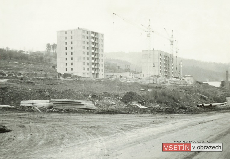 Výstavba sídliště Sychrov s prvními domy Bří. Hlaviců 72 a 76-77