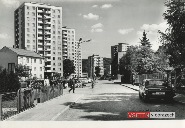 Pohled na Jiráskovu ulici od závodu MEZ n.p.