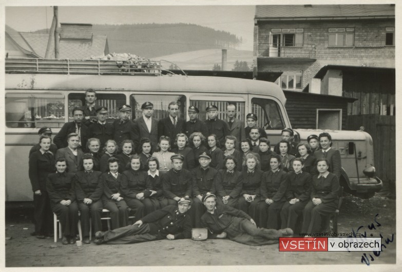 Zaměstnanci Českomoravských drah ve vozovně za Thonetovou továrnou na Jiráskově ulici