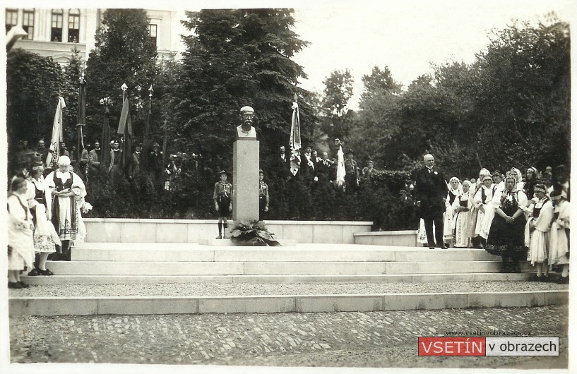 Odhalení pomníku s bustou T. G. Masaryka na Palackého ulici dne 23. 5. 1926