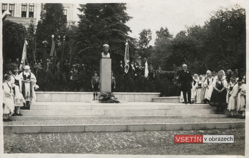 Odhalení pomníku s bustou T. G. Masaryka na Palackého ulici dne 23. 5. 1926