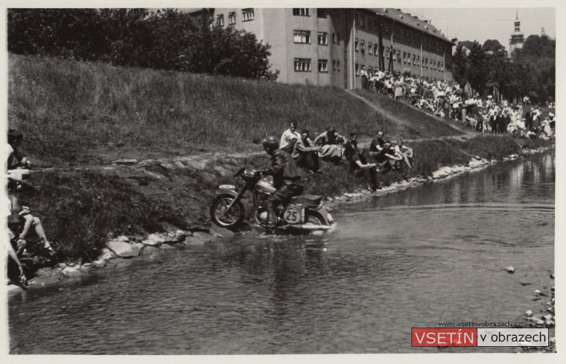 Motoristický závod, v pozadí dům Sušilova 1335