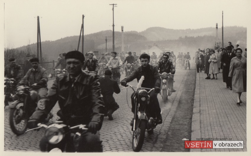První máj 1958 - motoristický průvod na Smetanově ulici u Štefánikova mostu