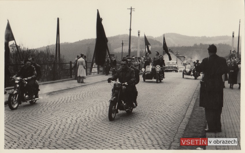 První máj 1958 - motoristický průvod na Smetanově ulici u Štefánikova mostu