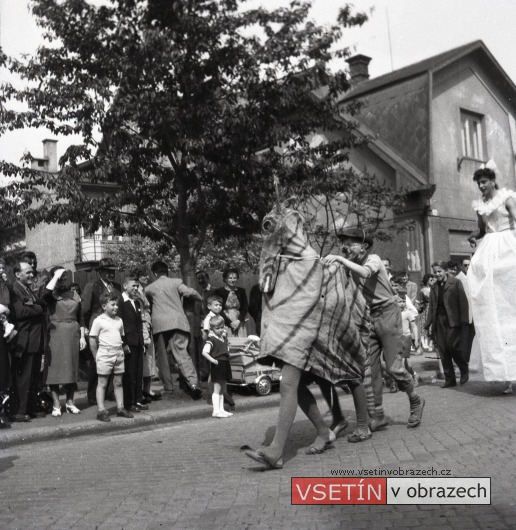 Maškarní průvod na Smetanově ulici, v pozadí cukrárna p. Duška