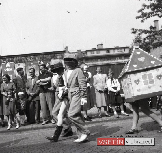 Maškarní průvod na Smetanově ulici, poblíž ulice  Na Plavisku