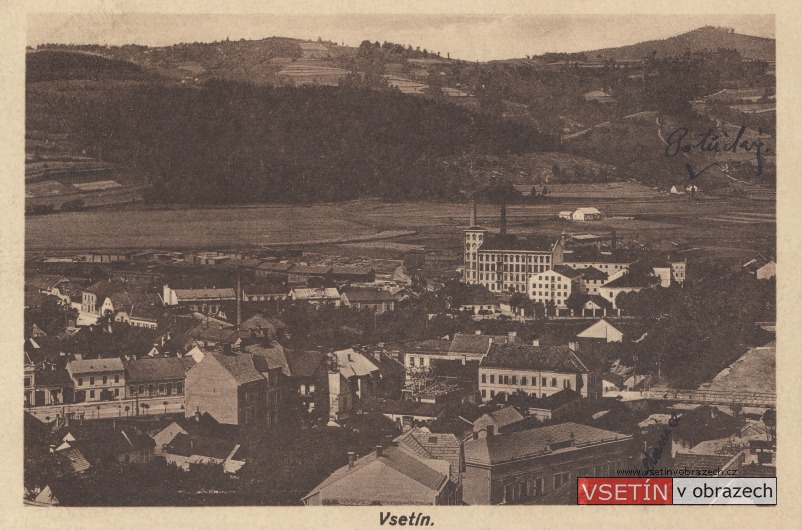 Pohled za zámecké věže na Dolní město a na továrnu na ohýbaný nábytek