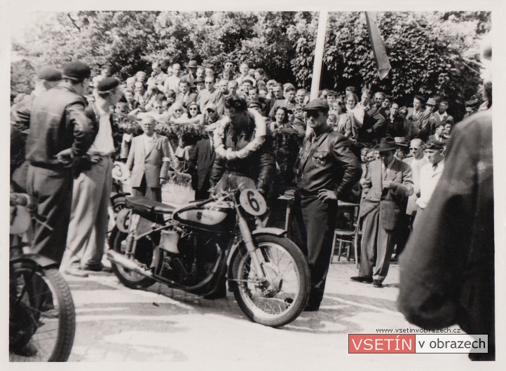 Motocyklové a automobilové závody na Dolním náměstí při výstavě Valašsko v práci