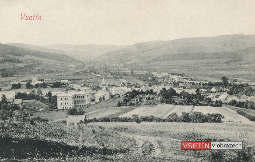Pohled na Vsetín od Jabloňové směrem k Rokytnici, v popředí hřbitov a evang. kostel