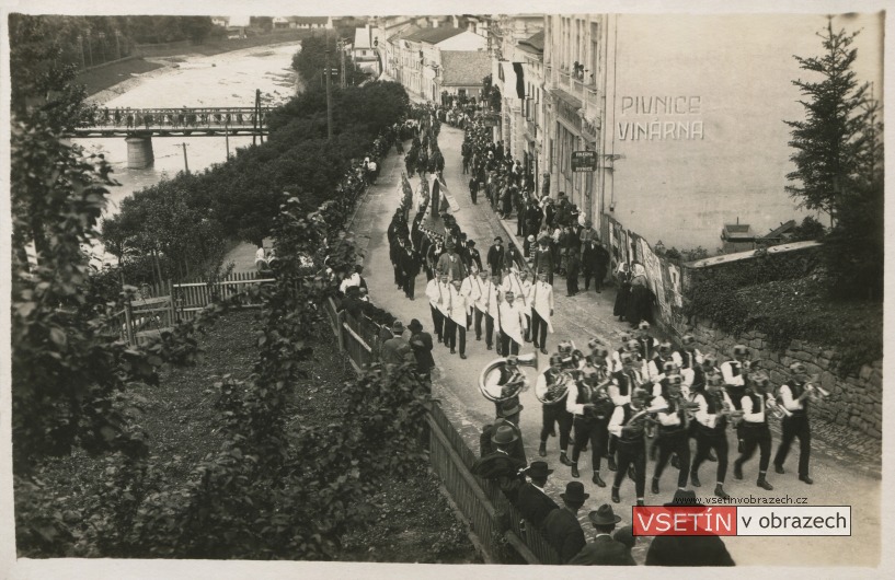 Hrozenkovská hudba a řezníci v průvodu k odhalení Masarykova pomníku