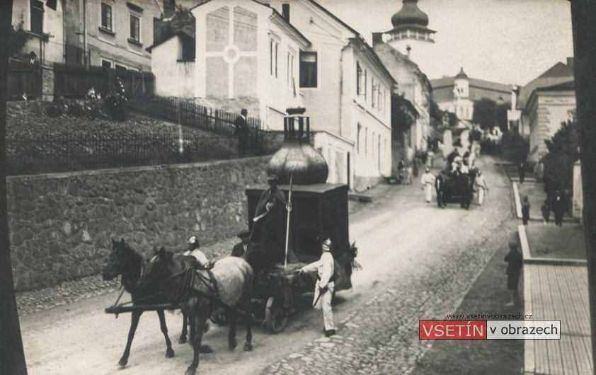 Oslava 50. let městského hasičského sboru - alegorický průvod z Horního města