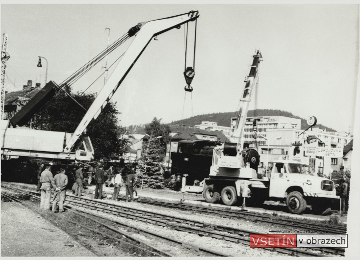 Přestavování parní lokomotivy CN350 k vlakovému nádraží ve Vsetíně