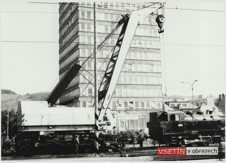 Přestavování parní lokomotivy CN350 k vlakovému nádraží ve Vsetíně