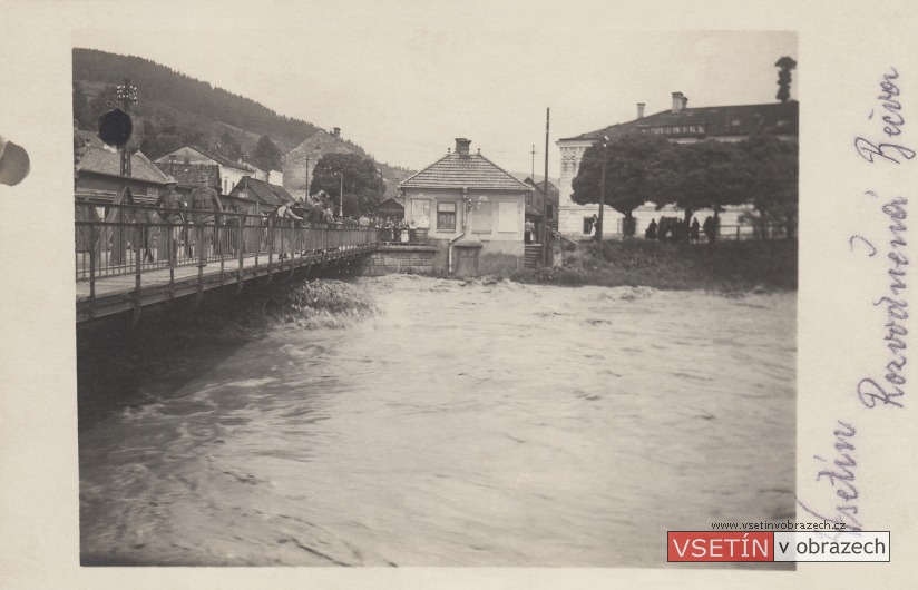 Železný most s mýtnicí při povodni v červenci 1919