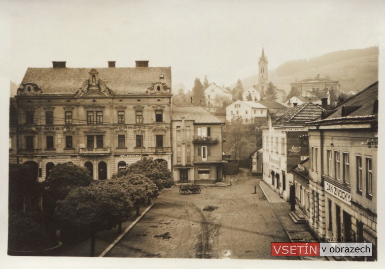 Pohled na část Dolního náměstí z hotelu Březáček dne 11. 5. 1939