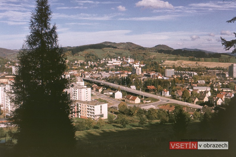 Pohled od Žambošky na nadjezd (vpravo nahoře začátek výstavby sídliště Sychrov)