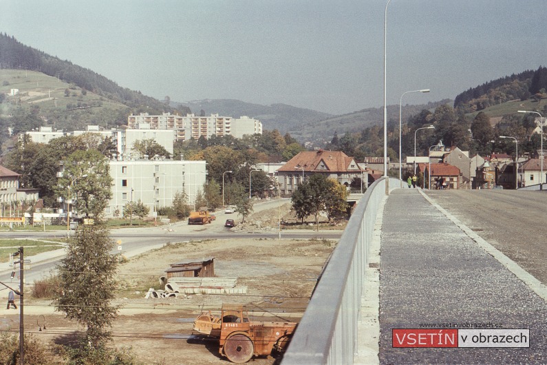 Pohled z nadjezdu na výstavbu parkoviště