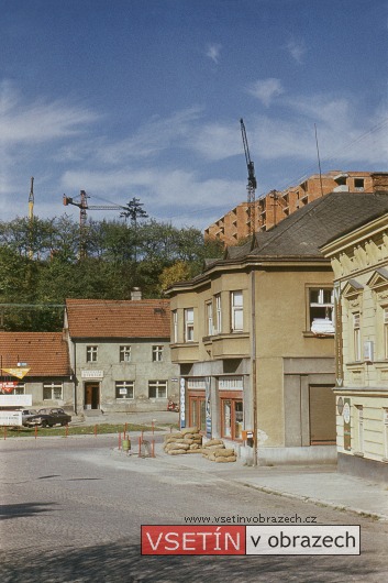 Palackého ulice (v pozadí výstavba sídliště Hrbová)