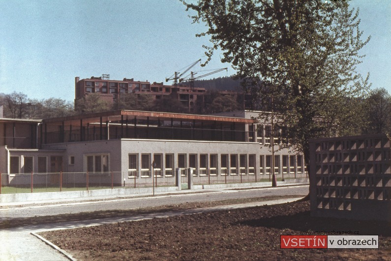 Mateřská škola na Trávníkách (v pozadí výstavba sídliště Hrbová)