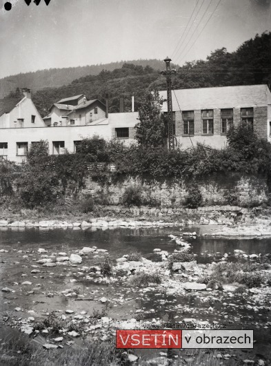 Pohled od Bečvy směrem ke Kablovce (v pozadí pivovar)