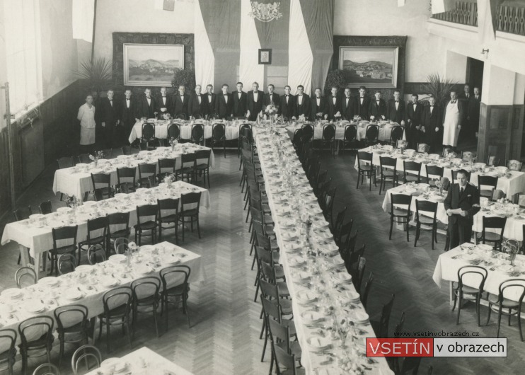 Slavností tabule v Sokolovně při zahájení provozu na II. koleji Hranice - Vsetín