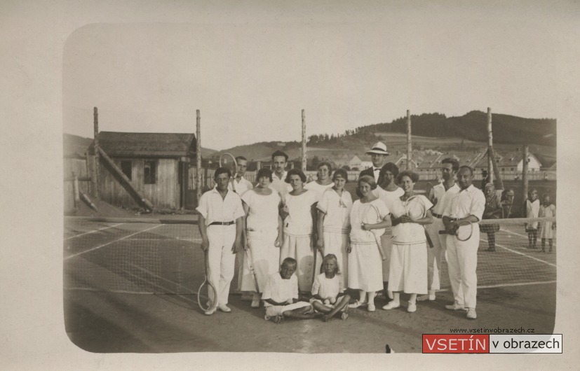 Skupinová fotka tenistů na kurtech za Štěpánskou ulicí