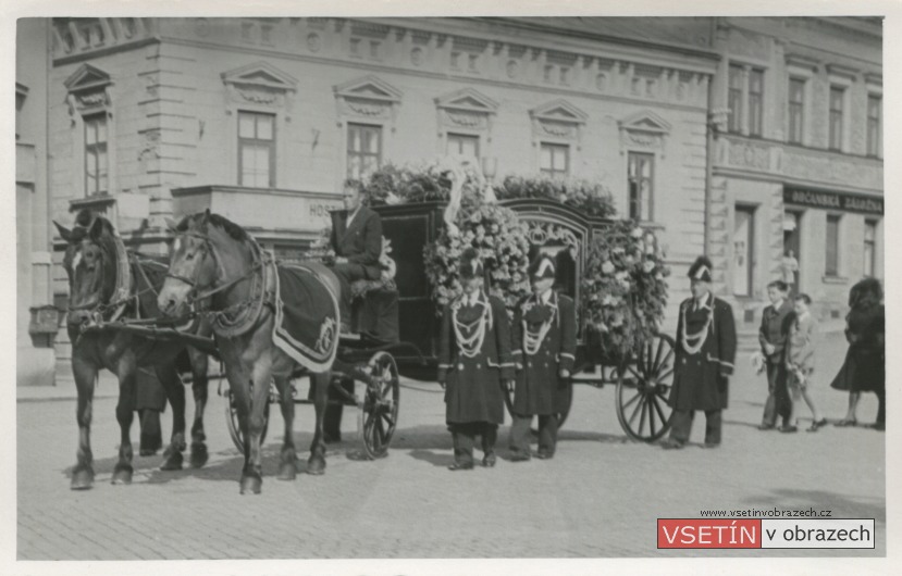 Pohřební průvod na Palackého ulici před prostředním šenkem