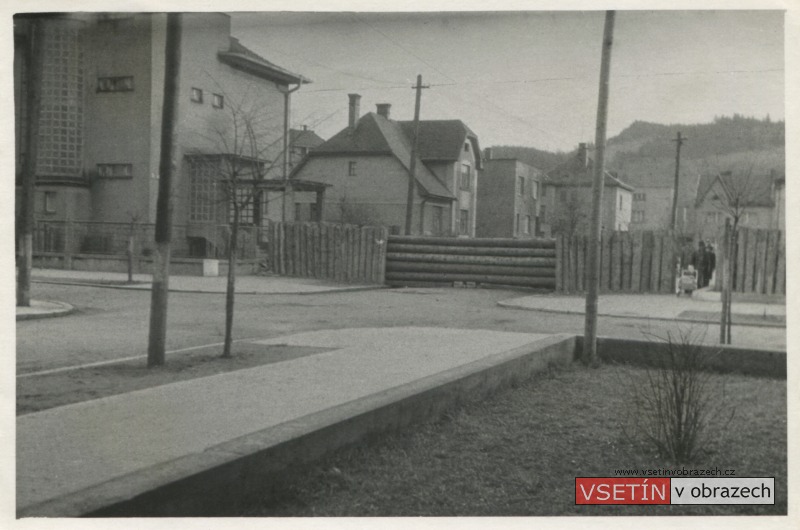Němci budované protitankové zátarasy v ulici Na Kamencoch (8.4.1945)