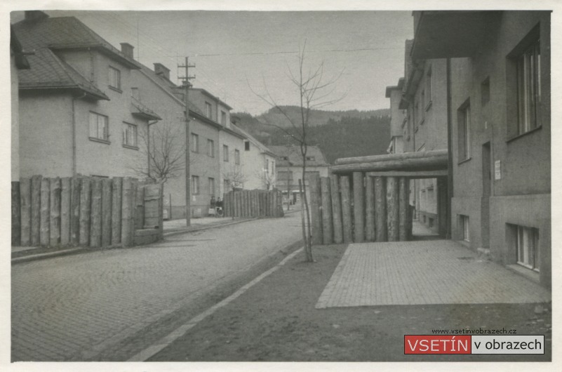 Němci budované protitankové zátarasy na Smetanově ulici (8.4.1945)