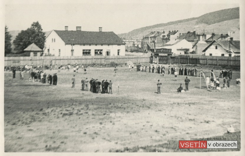 Sportoviště na Ohradě, v pozadí hostinec U Šebestů