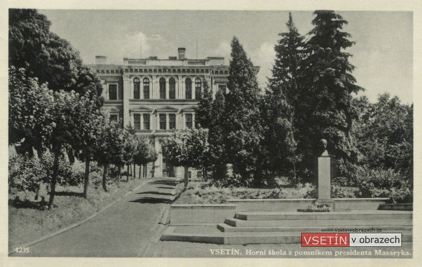 Horní škola s pomníkem presidenta Masaryka