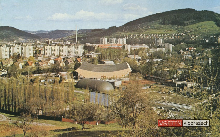 Pohled z Bečevné na zimní stadión, nafukovací halu a letní kino