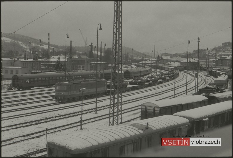 Železniční transport sovětských vojsk projíždějící Vsetínem při jejich odsunu z Československa