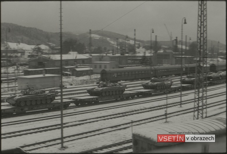 Železniční transport sovětských vojsk projíždějící Vsetínem při jejich odsunu z Československa