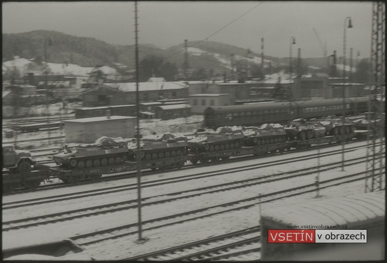 Železniční transport sovětských vojsk projíždějící Vsetínem při jejich odsunu z Československa