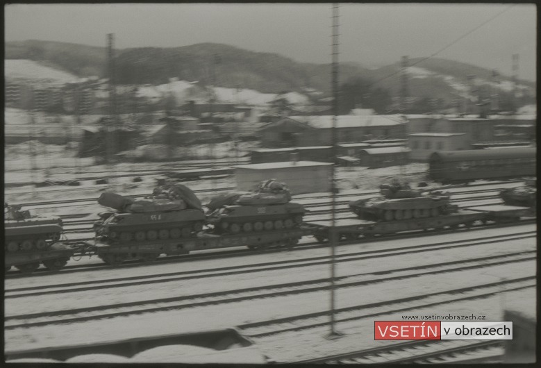 Železniční transport sovětských vojsk projíždějící Vsetínem při jejich odsunu z Československa