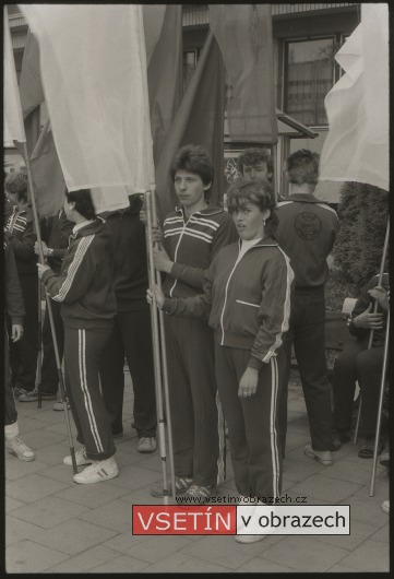 První máj 1986 - vlajkonoši před NV