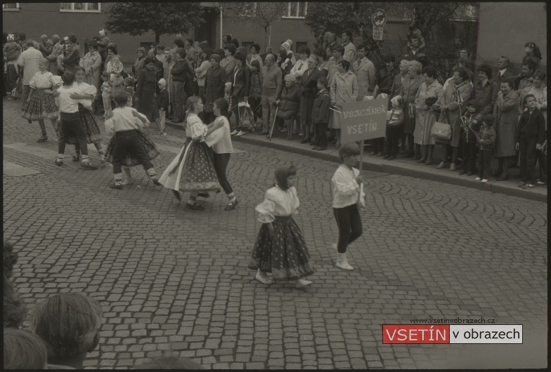 První máj 1986 - průvod na Smetanově ulici - Vsacánek