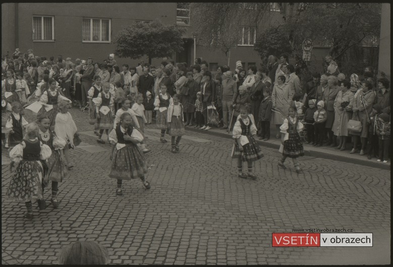 První máj 1986 - průvod na Smetanově ulici - Vsacánek