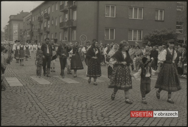 První máj 1986 - průvod na Smetanově ulici - Vsacan