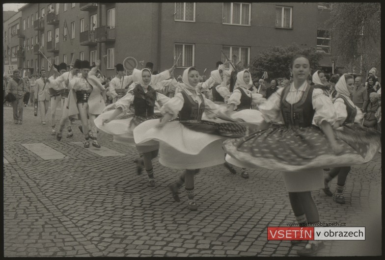 První máj 1986 - průvod na Smetanově ulici - Vsacan