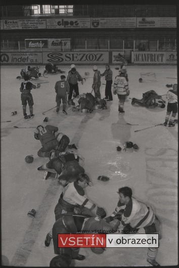 Hokejový zápas mladšího dorostu HC Vsetín a Hutní montáže Ostrava, hlavní rozhodčí Ing. Pavel Šelešovský