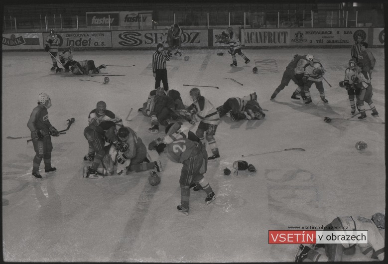 Hokejový zápas mladšího dorostu HC Vsetín a Hutní montáže Ostrava, hlavní rozhodčí Ing. Pavel Šelešovský